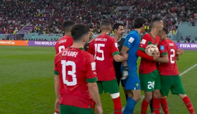 摩洛哥球员赛后找主裁抗议，阿什拉夫被队友拉住